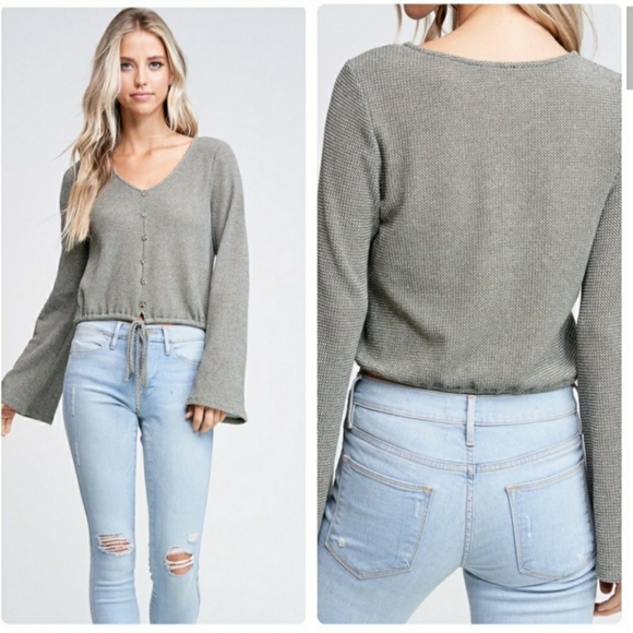 Tops - ☘️🍸Olive crop top!
